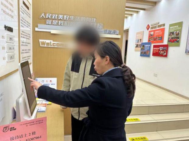 他们的职场之路是这样打开的……j9九游会网站入口一人一策！(图2)