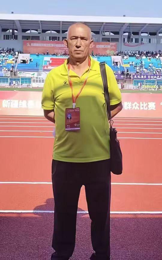 世！死因曝光是喀什第六中学传奇人物九游会网站新疆知名足球教练阿迪力去(图1)